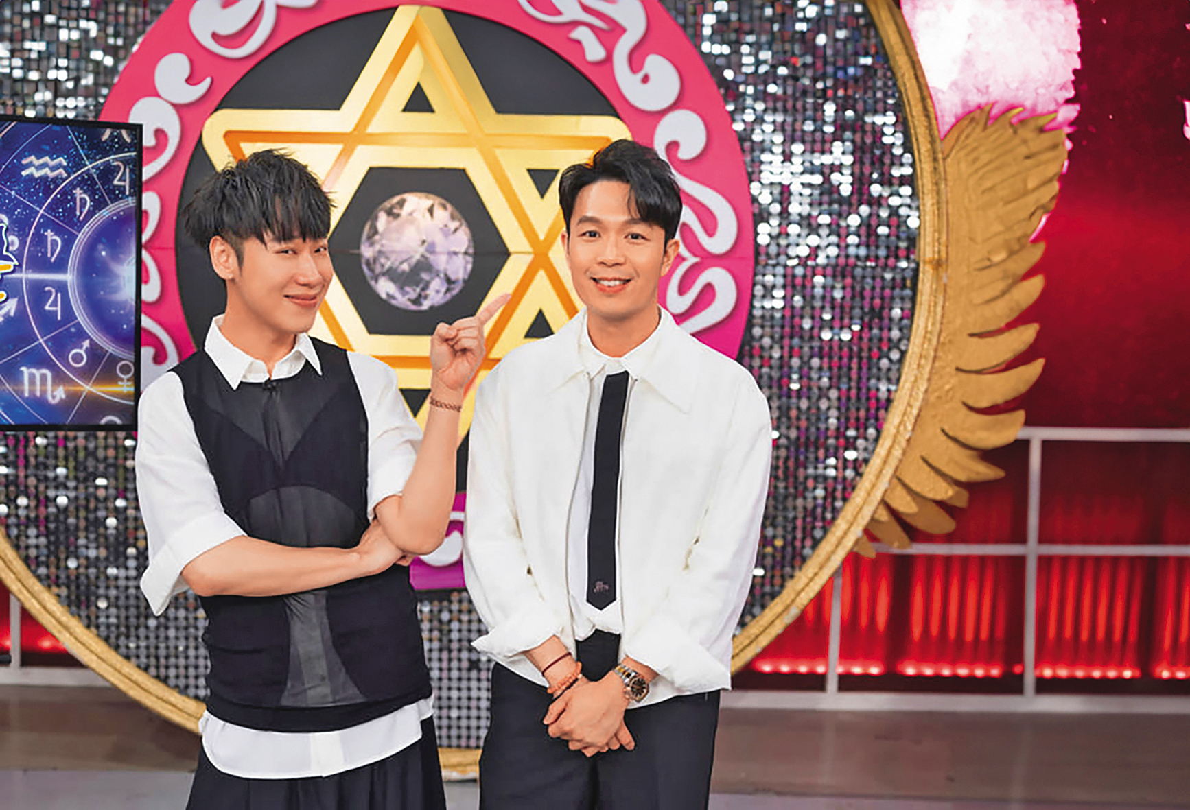 小賴賴晏駒(左)和命理師湯鎮瑋(右)接手主持《命運好好玩》,但有命理專家選擇跟何篤霖同進退,消極推辭通告。(JET綜合台提供)