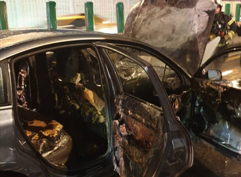 北市市民大道火燒車 轎車秒成火球駕駛驚險保命