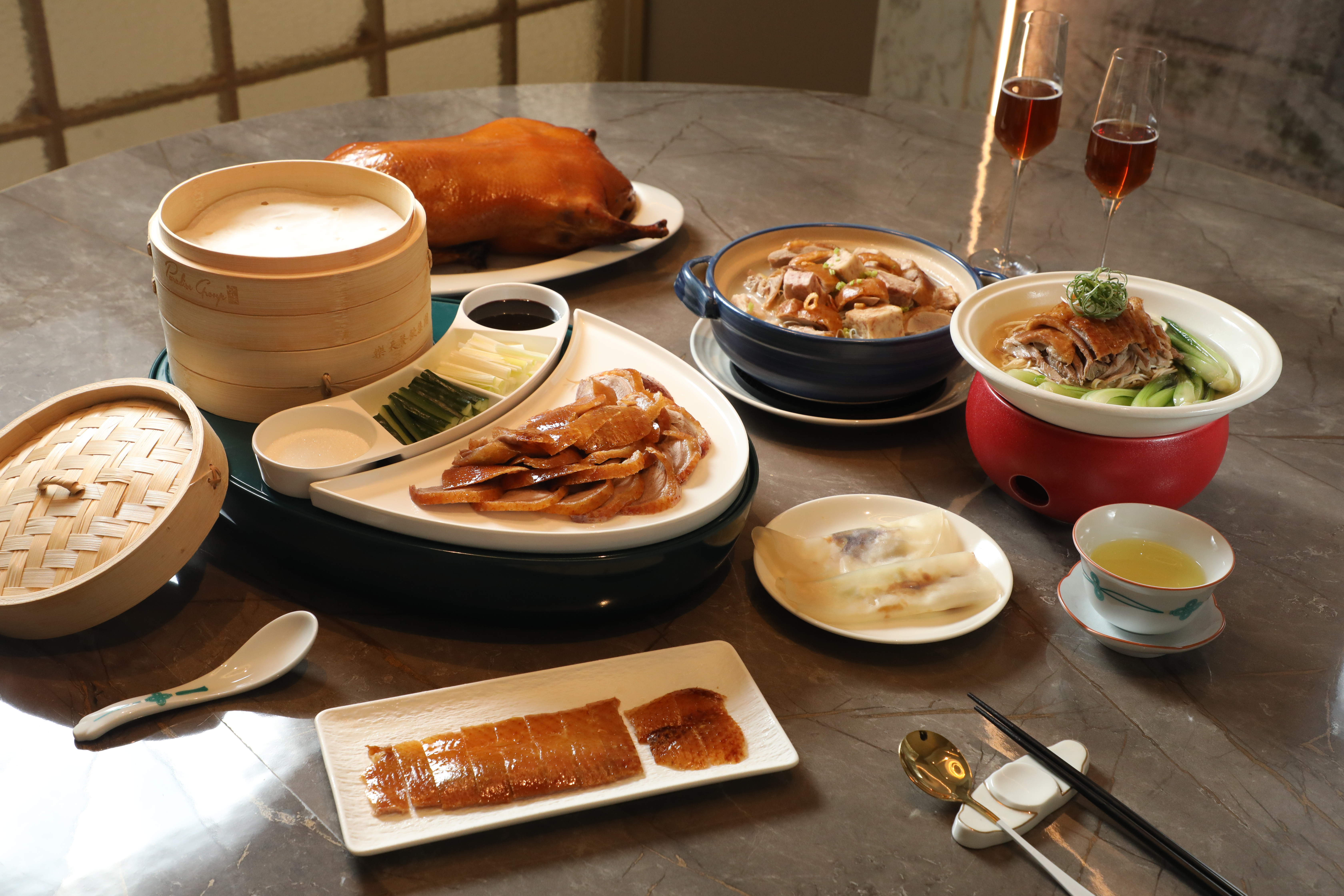 「樂天皇朝Signature旗艦店」進駐GARDEN CITY大巨蛋7樓,新菜單最大亮點是琥珀脆皮烤鴨一鴨三吃。