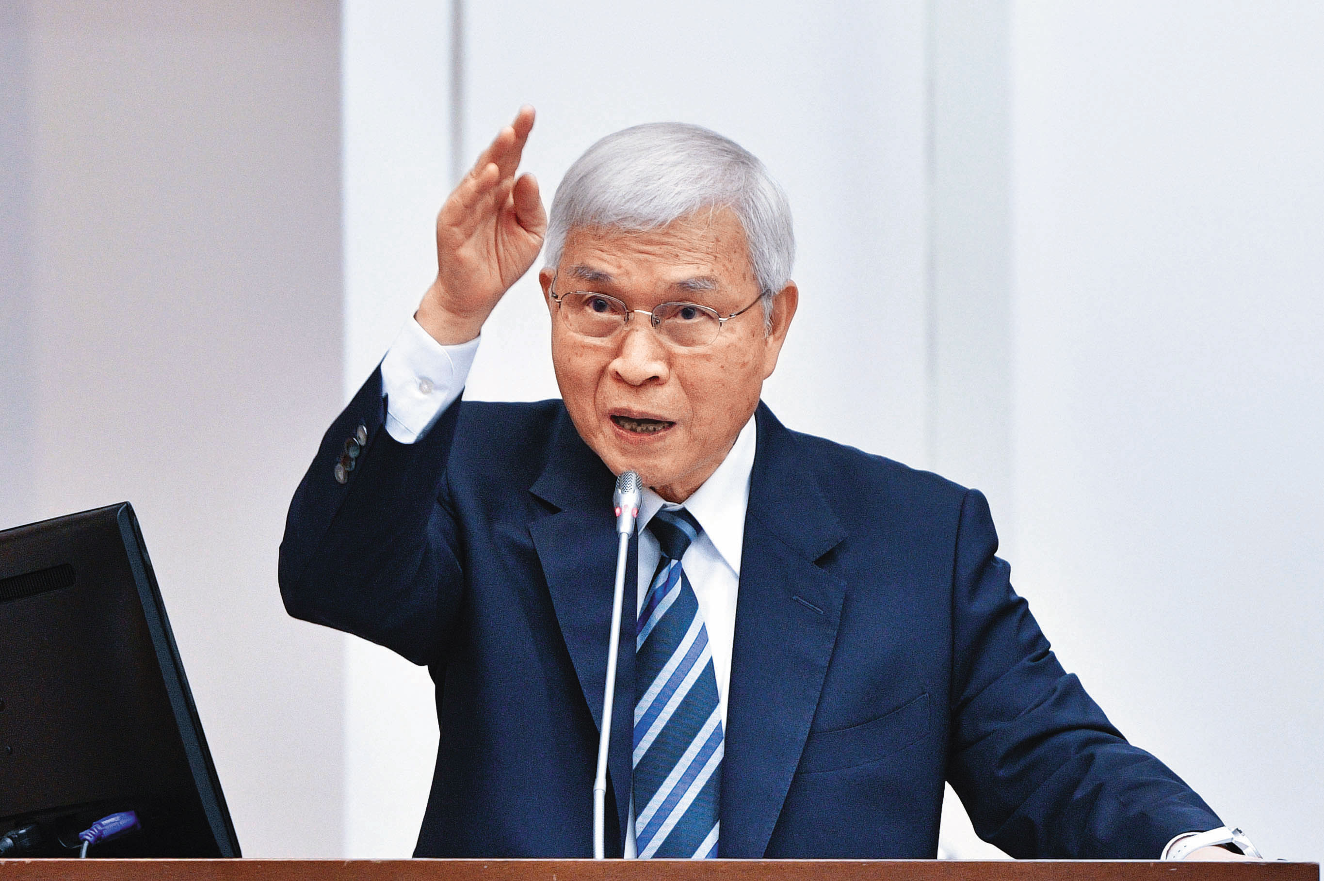 6月違約交割金額逾20億元,對此一現象,央行總裁楊金龍表示密切關注中。(鏡報李智為)