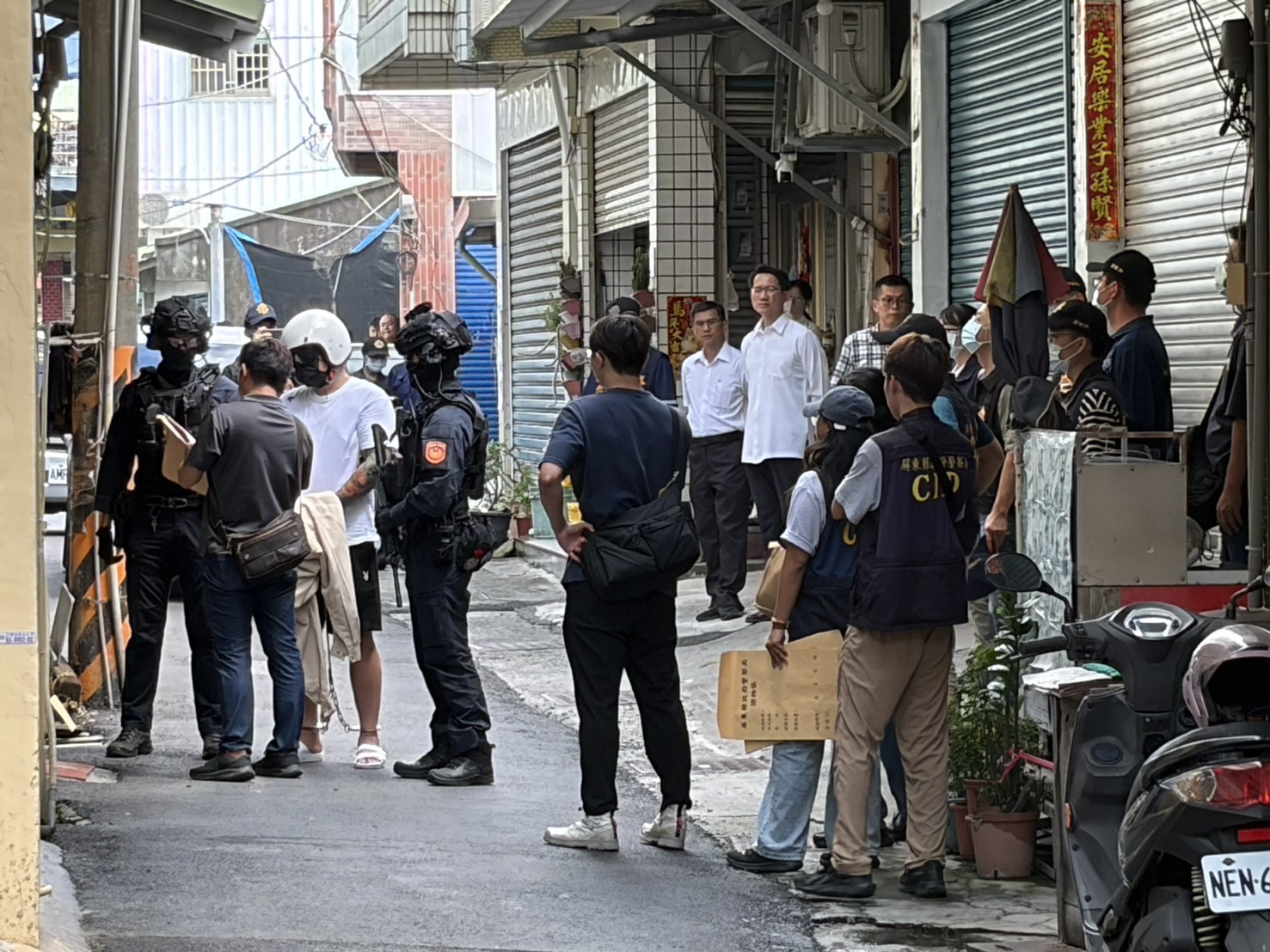 警方押著林嫌回到住處採證,大批民眾駐足圍觀。讀者提供