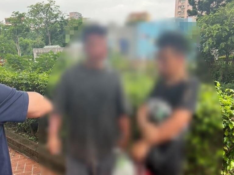 2名中國籍男子7月間靠橡皮艇自台北港偷渡來台。(翻攝畫面)