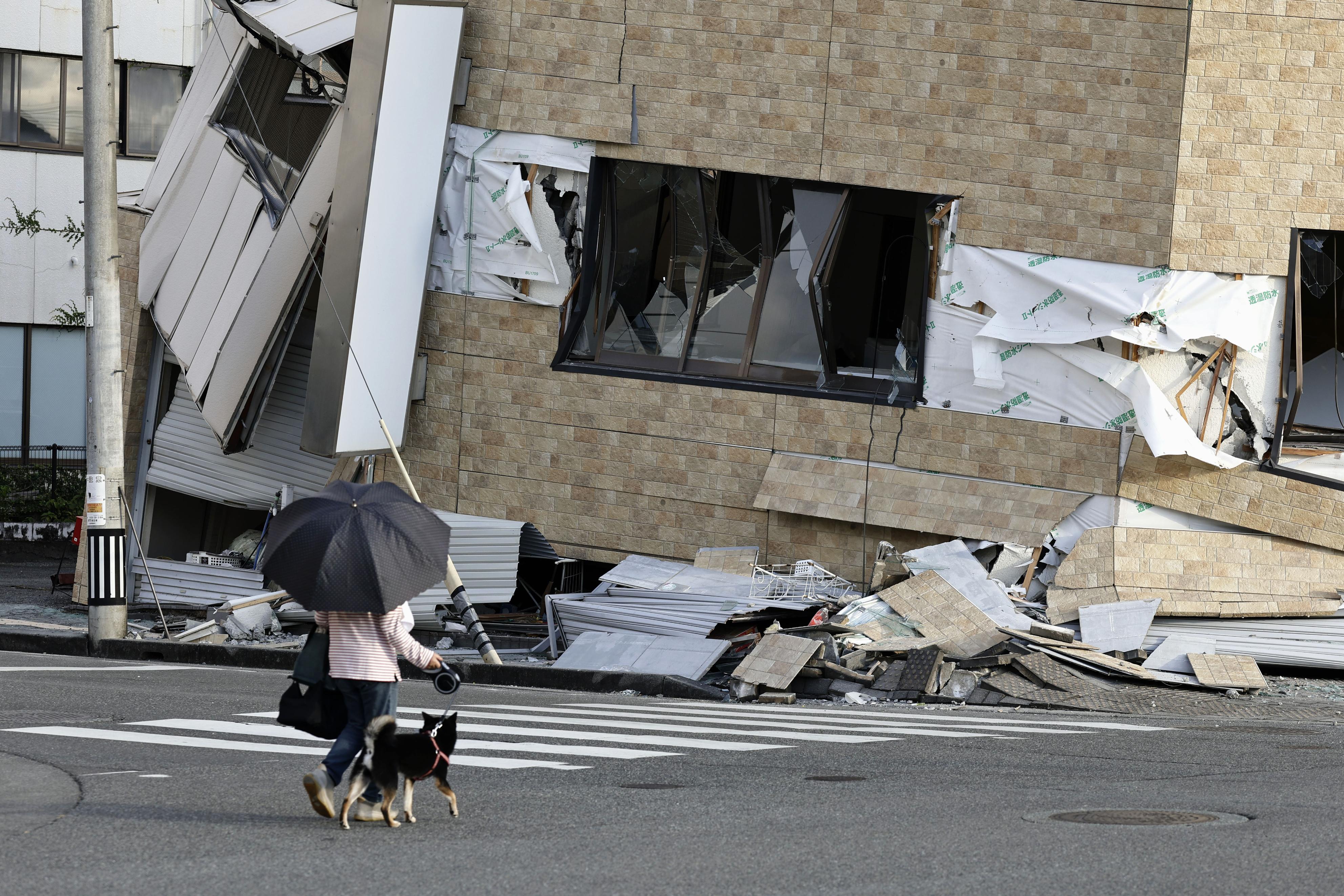 熊本強震重災！永旺驚爆內部曝　煙囪塌路斷山崩4／熊本強震衝擊民生！　上萬戶停水停電、民眾搶物資