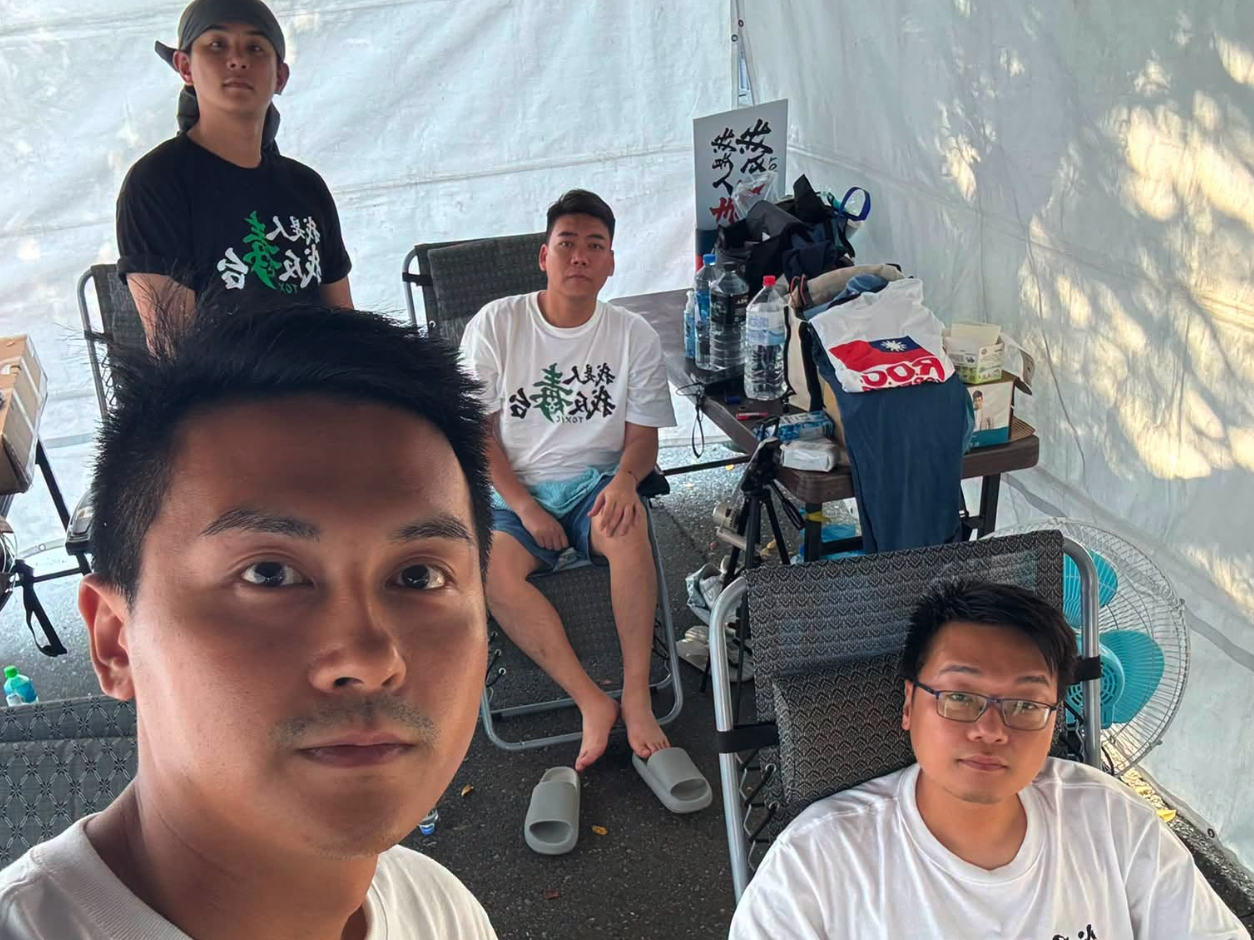 有網友今天叫外送餐點到凱道給「絕食」的藍營小雞們,讓賴苡任不滿回嗆,「有青鳥叫外送來凱道要給我們,真孝順。」(翻攝自何元楷臉書)