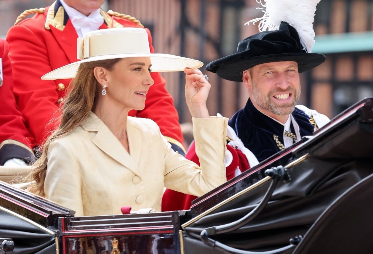 凱特王妃與威廉王子乘坐馬車,前往嘉德日活動。(翻攝X@KensingtonRoyal)