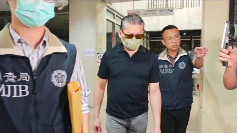 宏泰集團主席林鴻南遭控為養地左手賣右手,利用錯綜複雜的金流隱匿關係人交易,北檢今晨以1,000萬元將他交保。