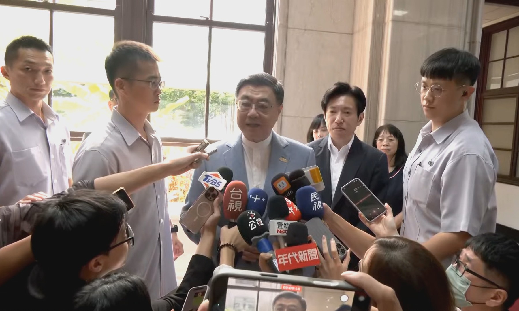 桌榮泰堅決反對翁曉玲曾提出的軍人投共減刑主張。