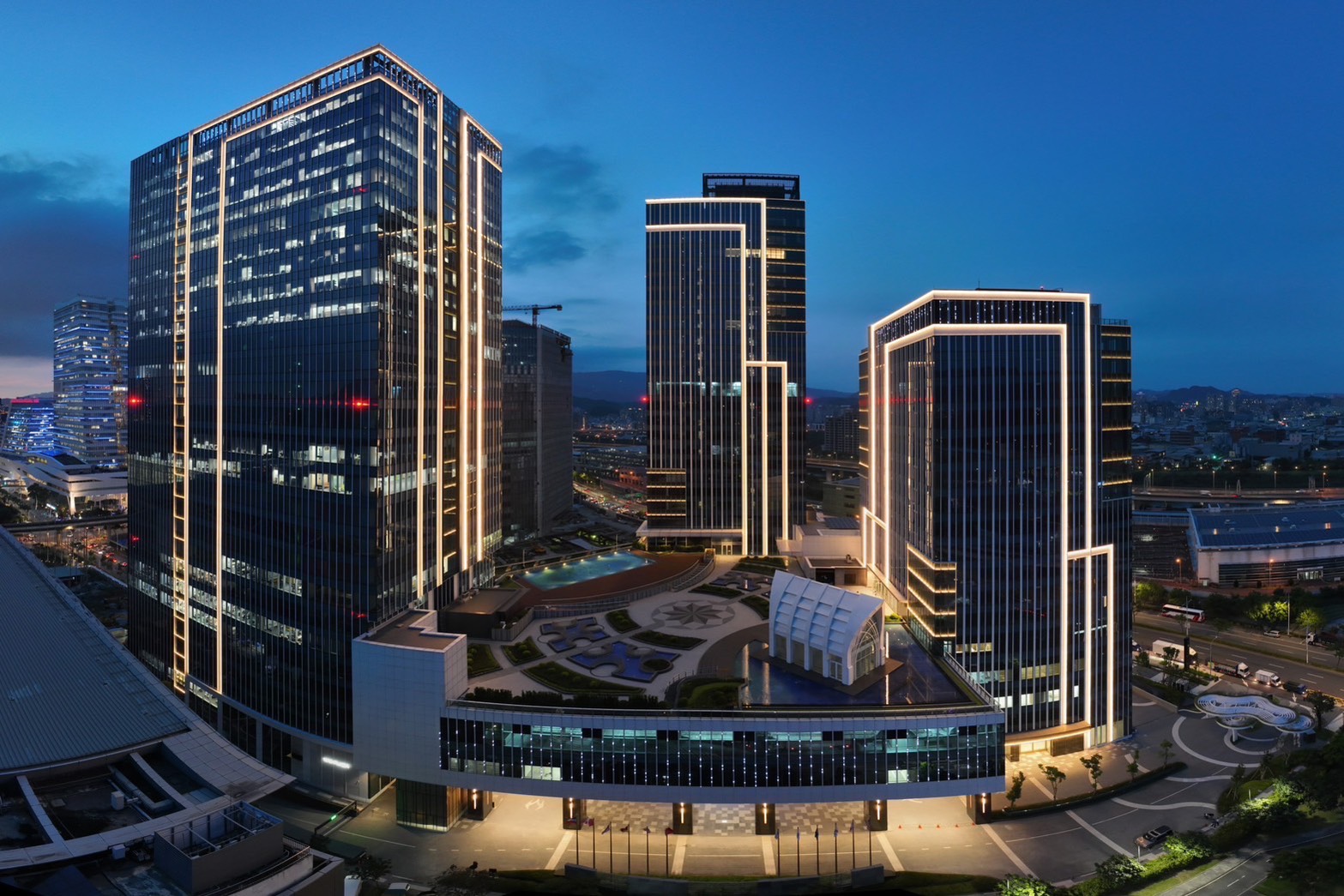 台北南港大地雅詩閣酒店外觀夜景,結合現代建築設計與國際品牌風格。(業者提供)