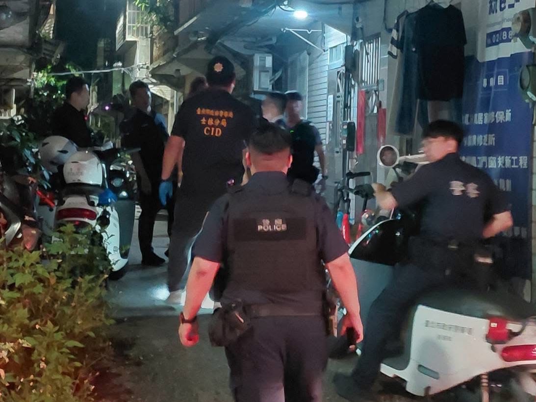 北市士林福德路今傳出凶殺案,警方獲報趕赴現場處理。翻攝畫面