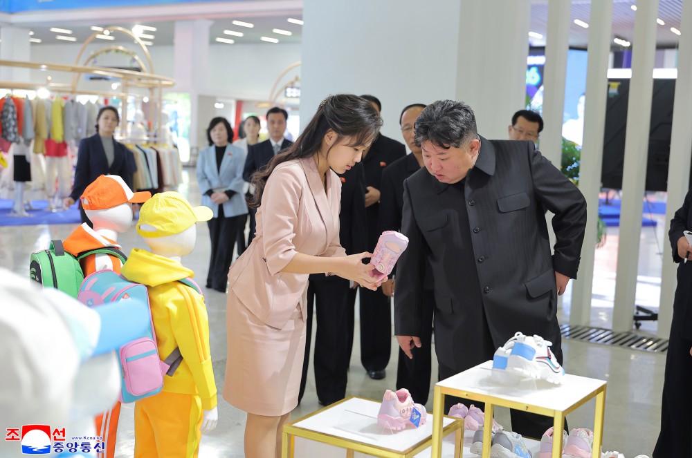 金正恩傳腦出血送醫急救,北韓官媒釋出他參觀展覽照片闢謠,其女兒金主愛身穿粉色套裝在一旁。(取自《朝中社》)