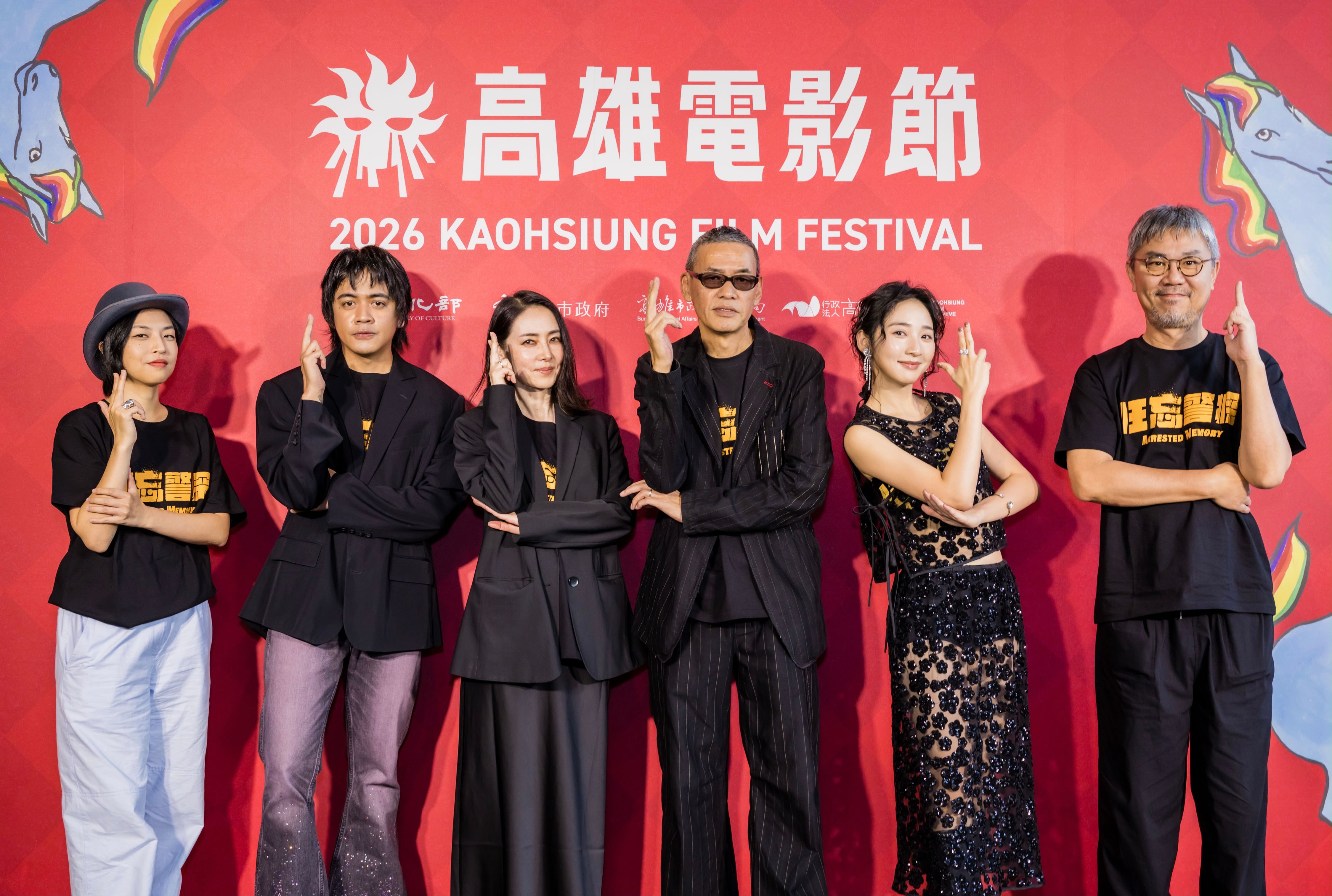 《狂忘警探》擔任本屆高雄電影節開幕片,(左起)製片王思靜、演員喬瑟夫、演員霧島麗香、導演SABU、演員李沐、監製黃江豐。(高雄電影節提供)