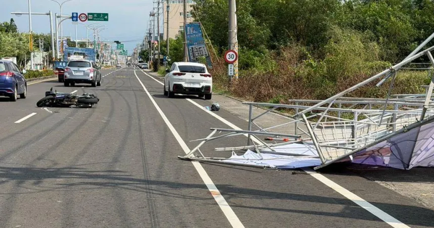 嘉義競選看板突遭強風吹倒！20歲騎士閃避不及撞上　機車噴飛10公尺