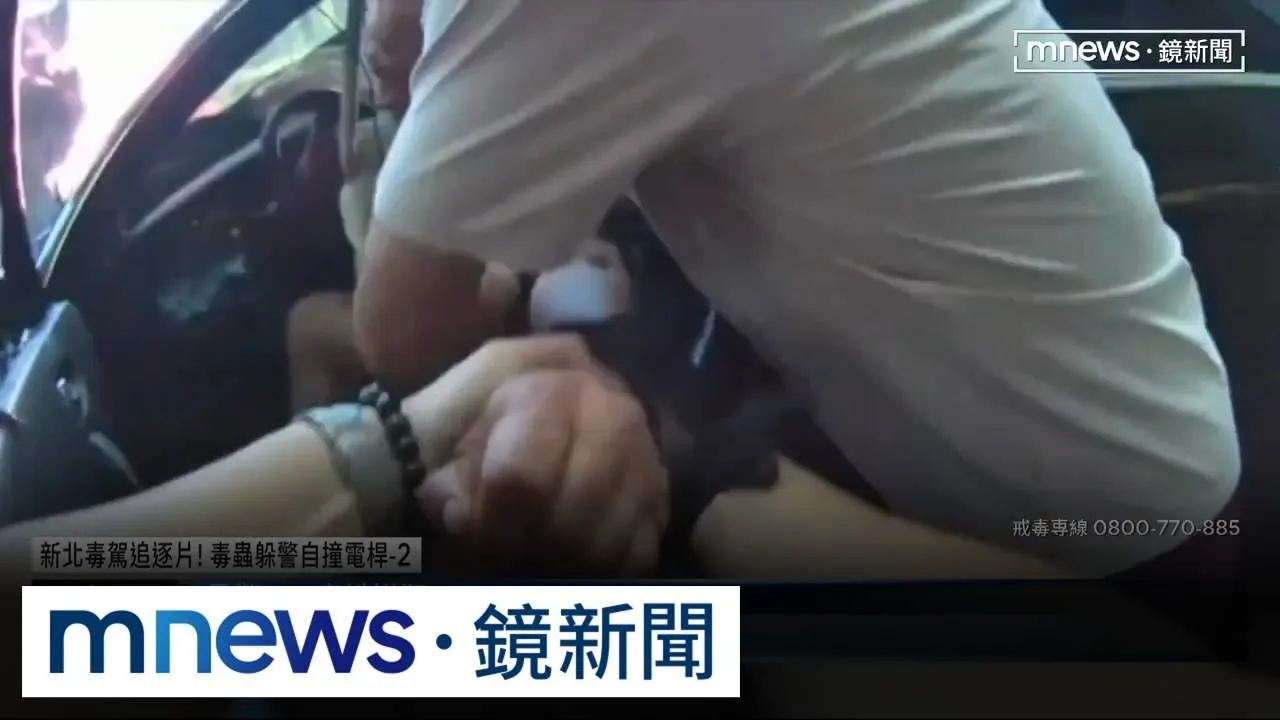 拒檢狂逃撞電桿！毒駕男困火燒車　警破窗搶命