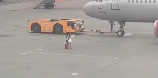扯…2女拖行李箱闖停機坪「還揮手攔機」　超荒謬影片瘋傳網看傻：哈囉！這不是公車