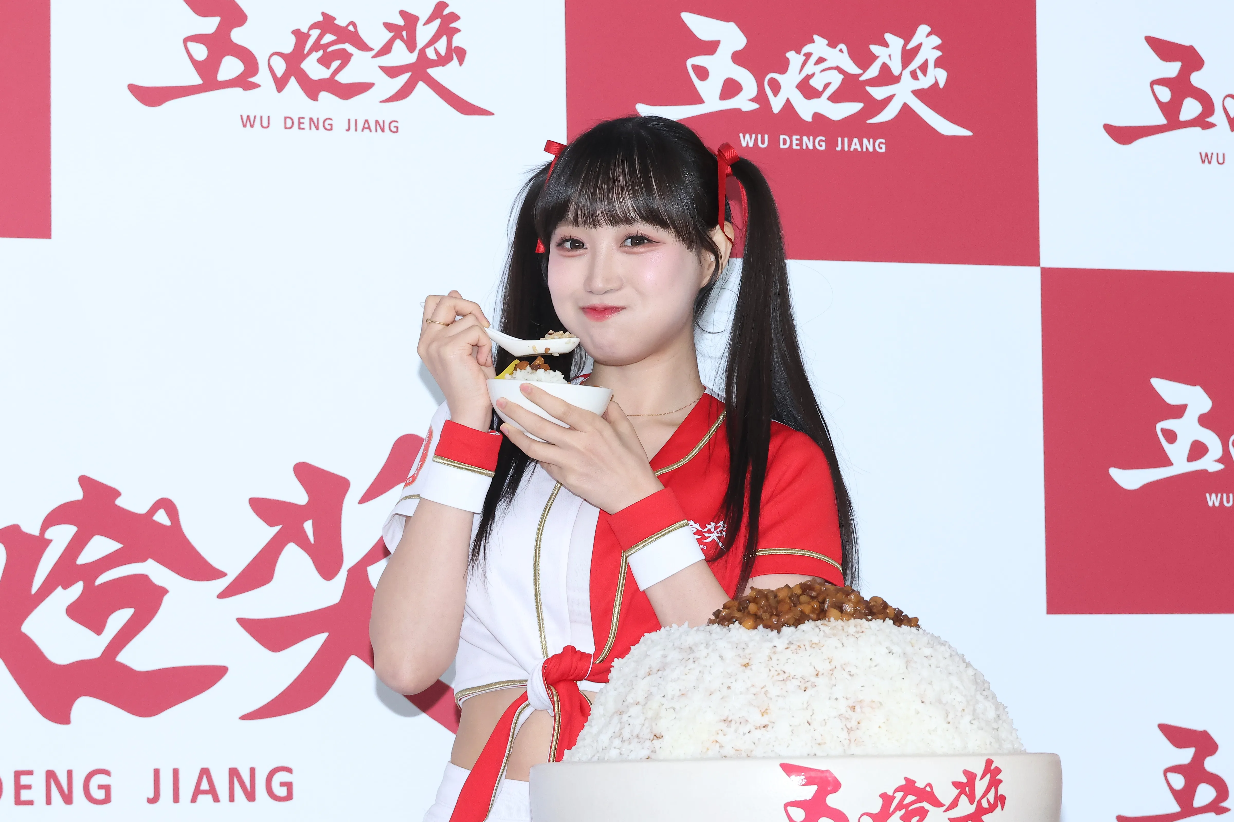 邊荷律瘦身遇到滷肉飯投降　「最後一口」不甘心再挖一大口