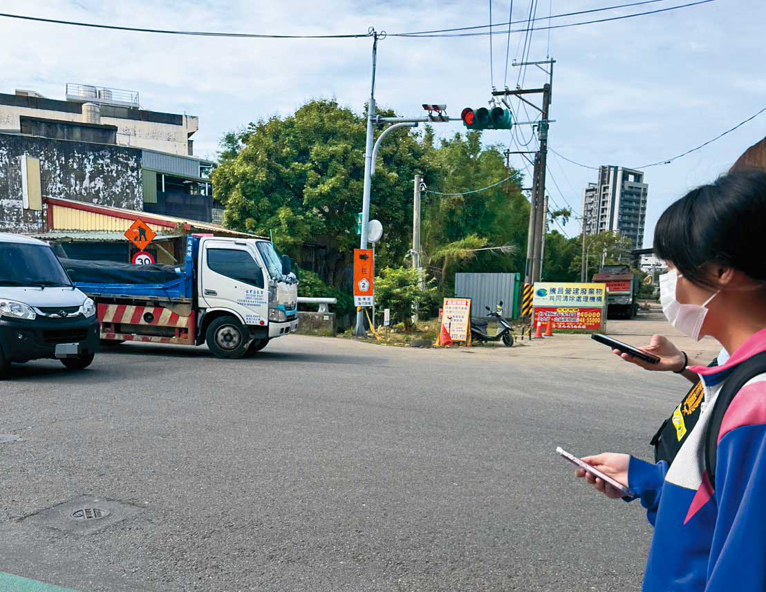 騰昌常有載運廢棄物的大型卡車進出,附近居民及通勤學子過馬路時都特別謹慎小心。(讀者提供)