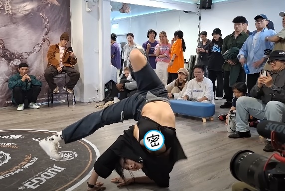 舞者Nini與另一名女舞者進行對決,21秒的舞蹈意外在日本爆紅。(翻攝自YouTube)