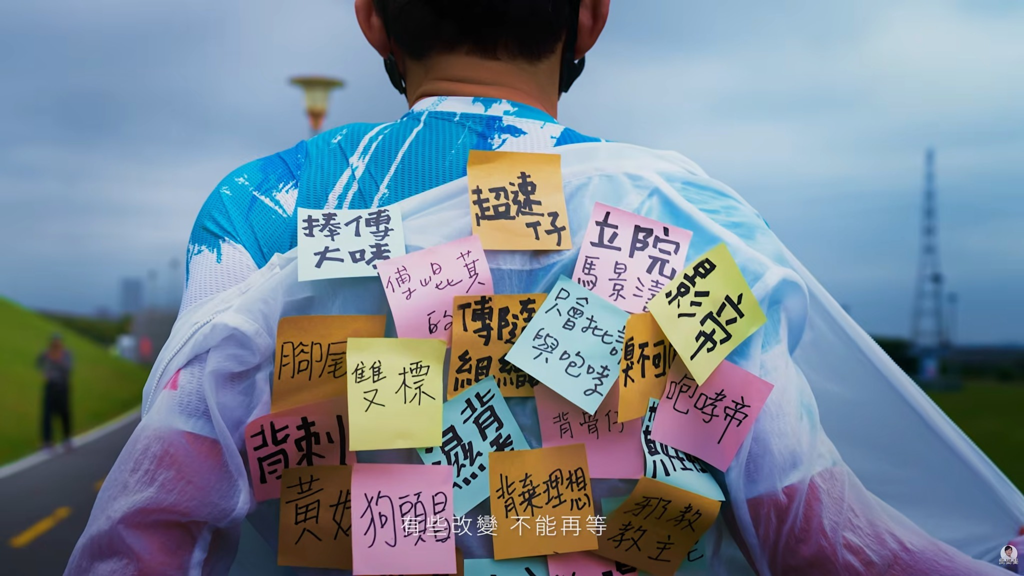 黃國昌廣告撕「背刺」標籤　四叉貓眼尖：漏貼美國爸爸、建商女婿