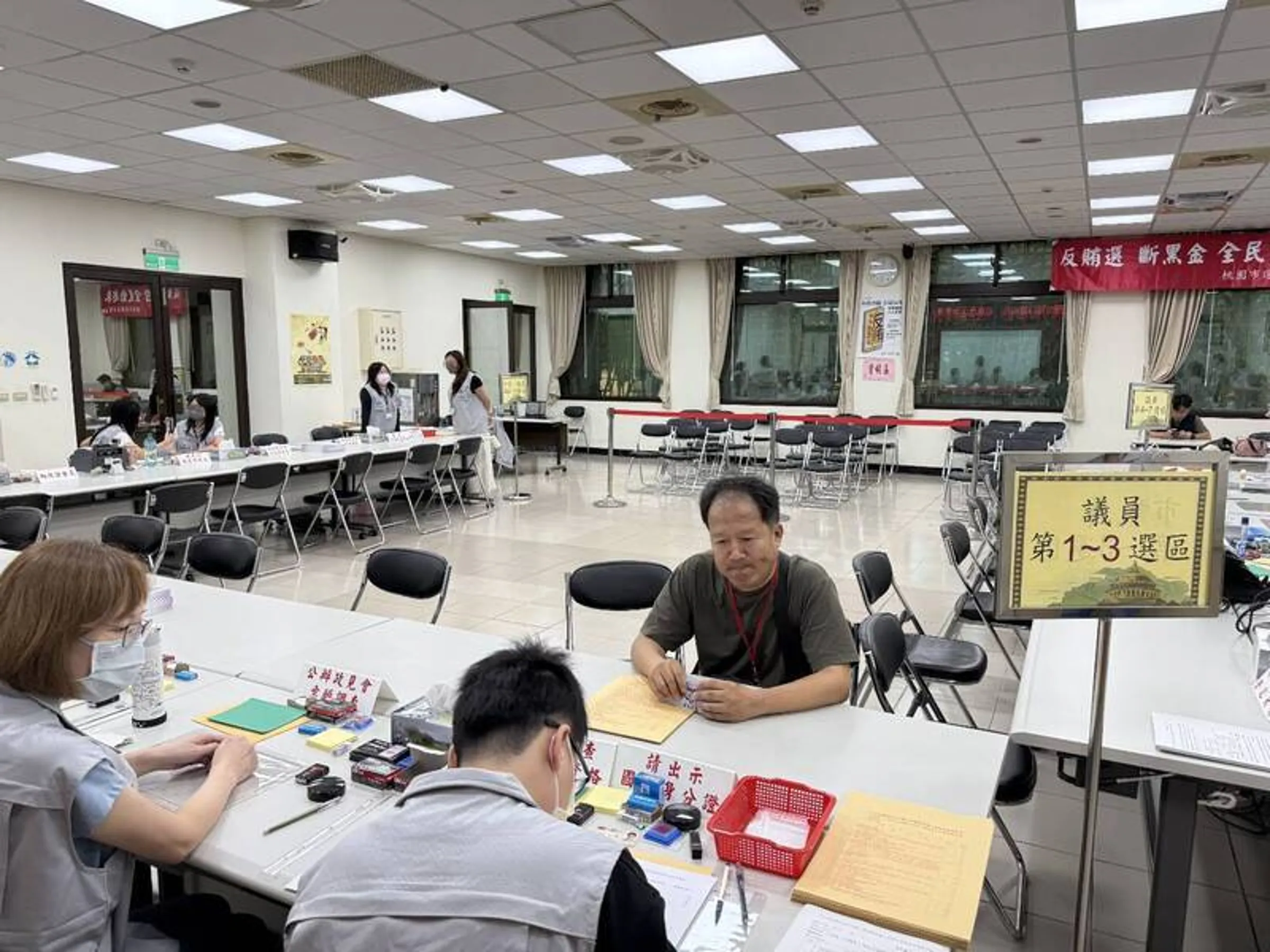 才登記選議員！退休警「瀟湘公子」遭通緝主動投案　這1案判刑定讞須入監