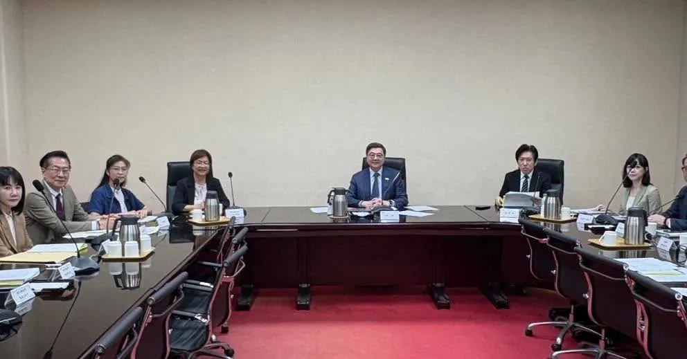 不挺魏平政卻見卓揆！王惠美深夜曬協謝衣鳯拜會照　藍營支持者炸鍋