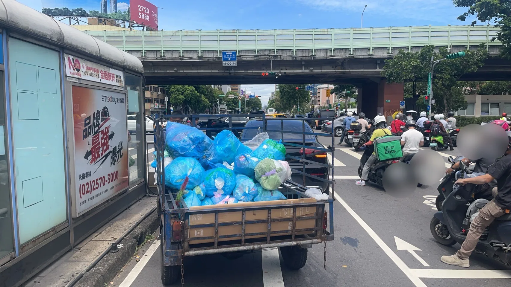 三輪拼裝垃圾車追撞轎車！肇事駕駛精神委靡、講話含糊　警一驗「又是毒駕」…