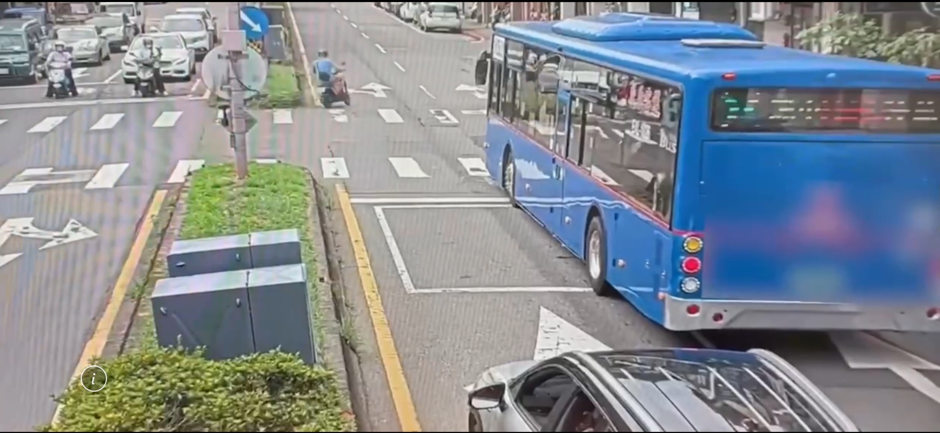 北市文山區昨早一輛公車違規闖紅燈遭檢舉,客運公司指稱司機因身體不適才會違規。翻攝畫面