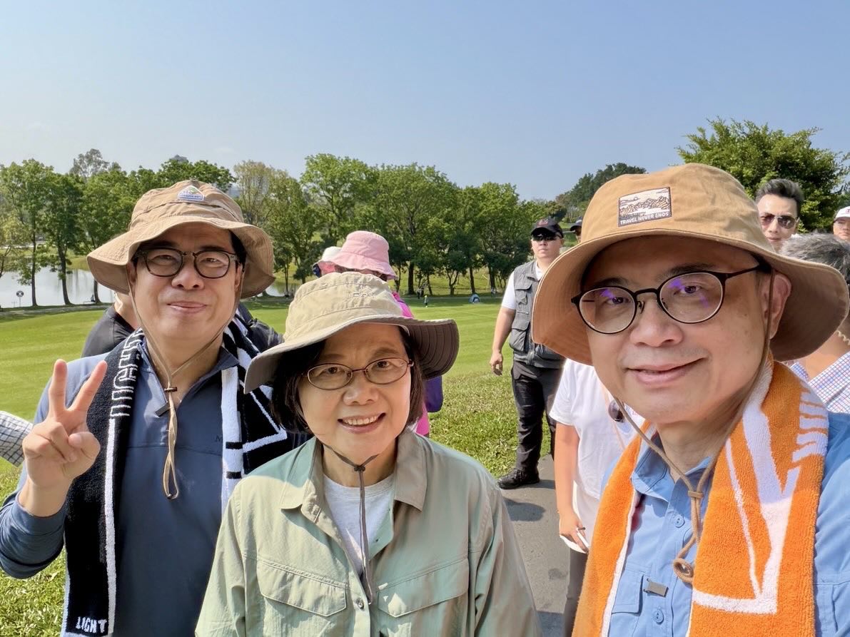 蔡英文南下高雄爬山,與陳其邁、賴瑞隆合體。(翻攝賴瑞隆Threads)