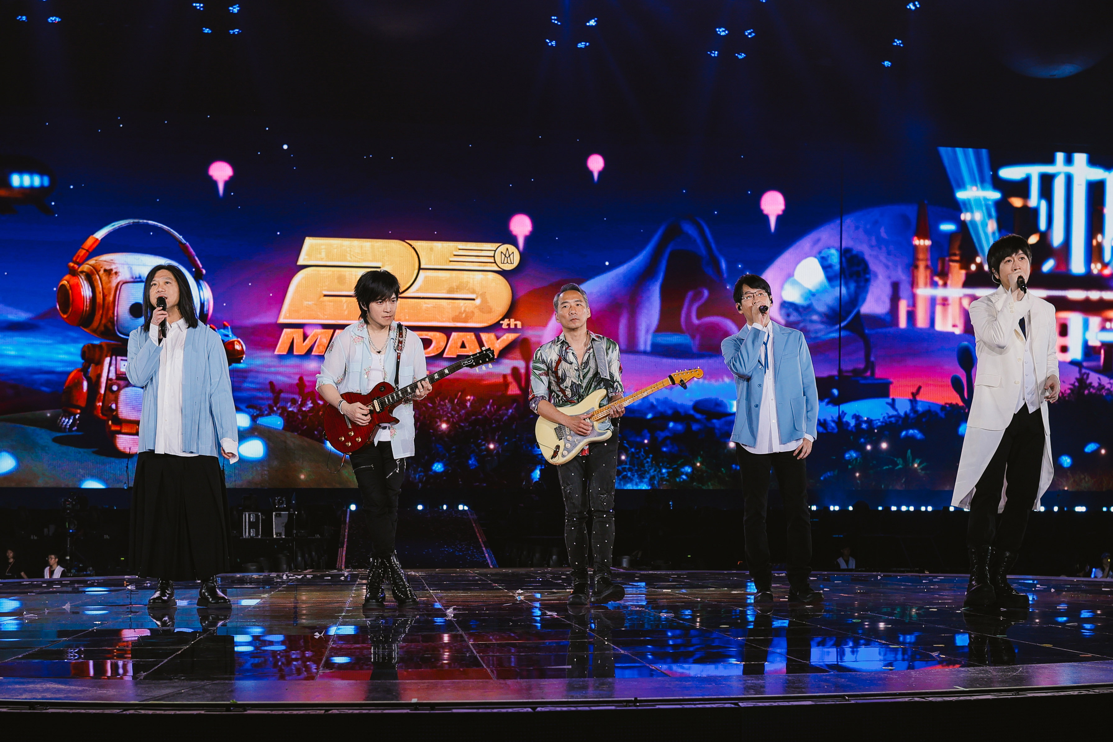 五月天「5525+1《回到那一天》25週年巡迴演唱會」啟動「天外有天時光機」,帶歌迷穿越到2055年,想像80歲的五月天。(相信音樂提供)