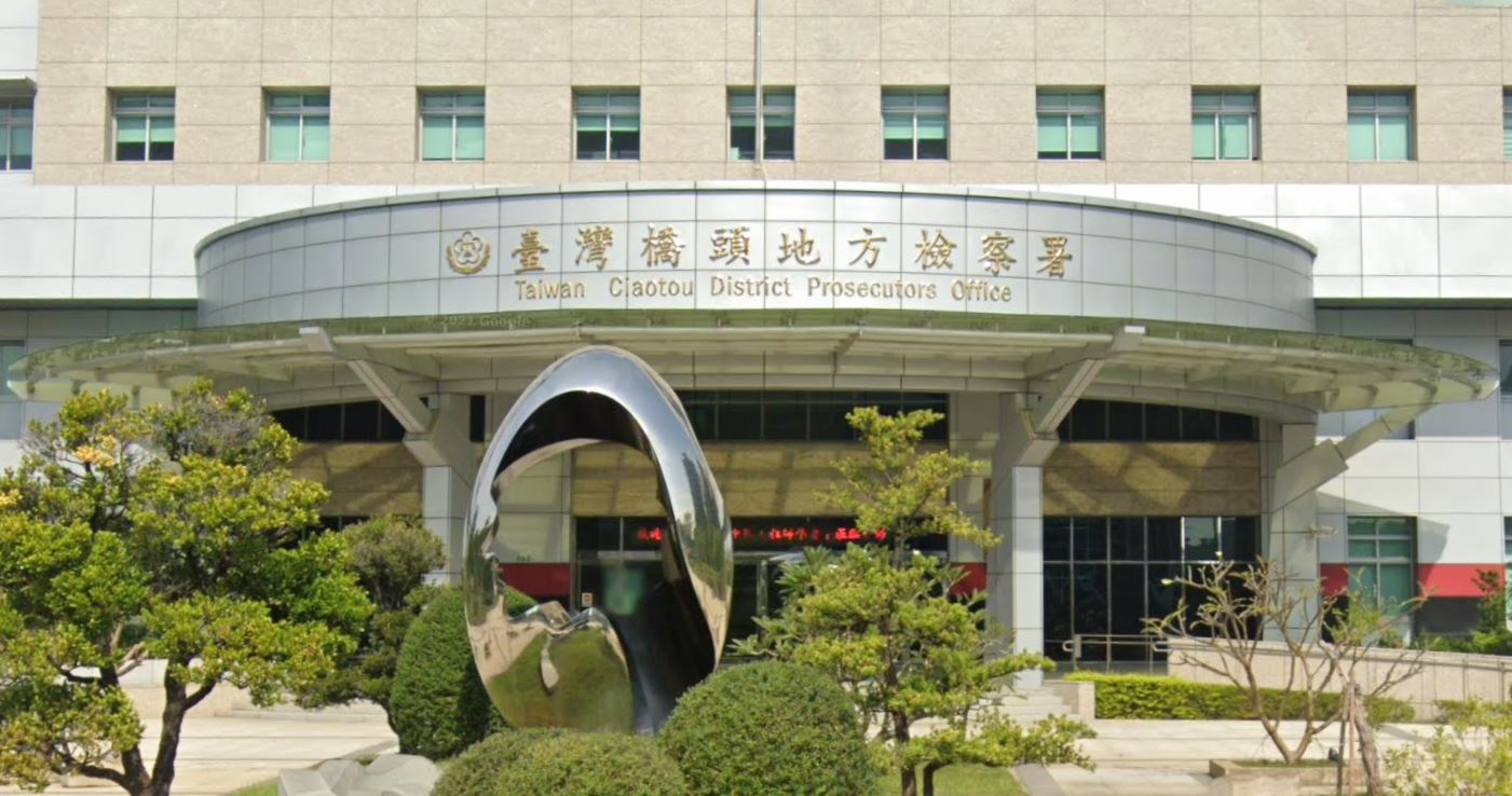 陳姓女子疑似無力繳交13萬元罰鍰,竟在眾目睽睽下於橋頭地檢署墜樓身亡。(翻攝Google Map)