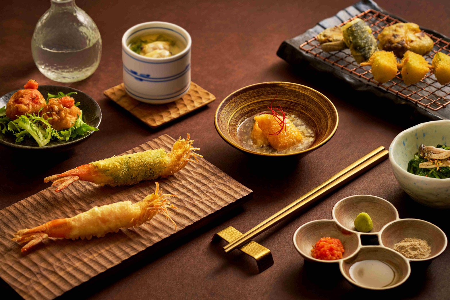 圖 : NT$1,499 頂奢套餐精選,前排為大葉藍鑽蝦串揚,後方炸物搭配四款手製醬料一字排開,呈現 21 道套餐的豐盛輪廓。