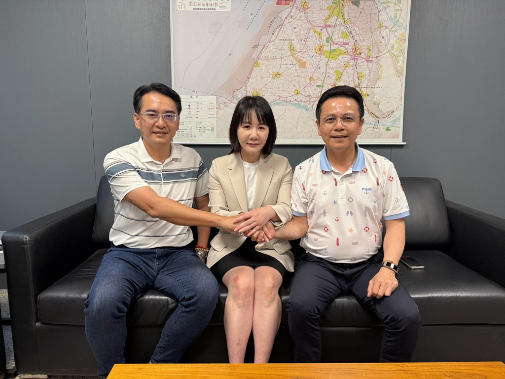 國民黨立委謝衣鳳(中)、縣府參議柯呈枋(左)及工策會總幹事洪榮章發出聯合聲明。(謝衣鳳辦公室提供)