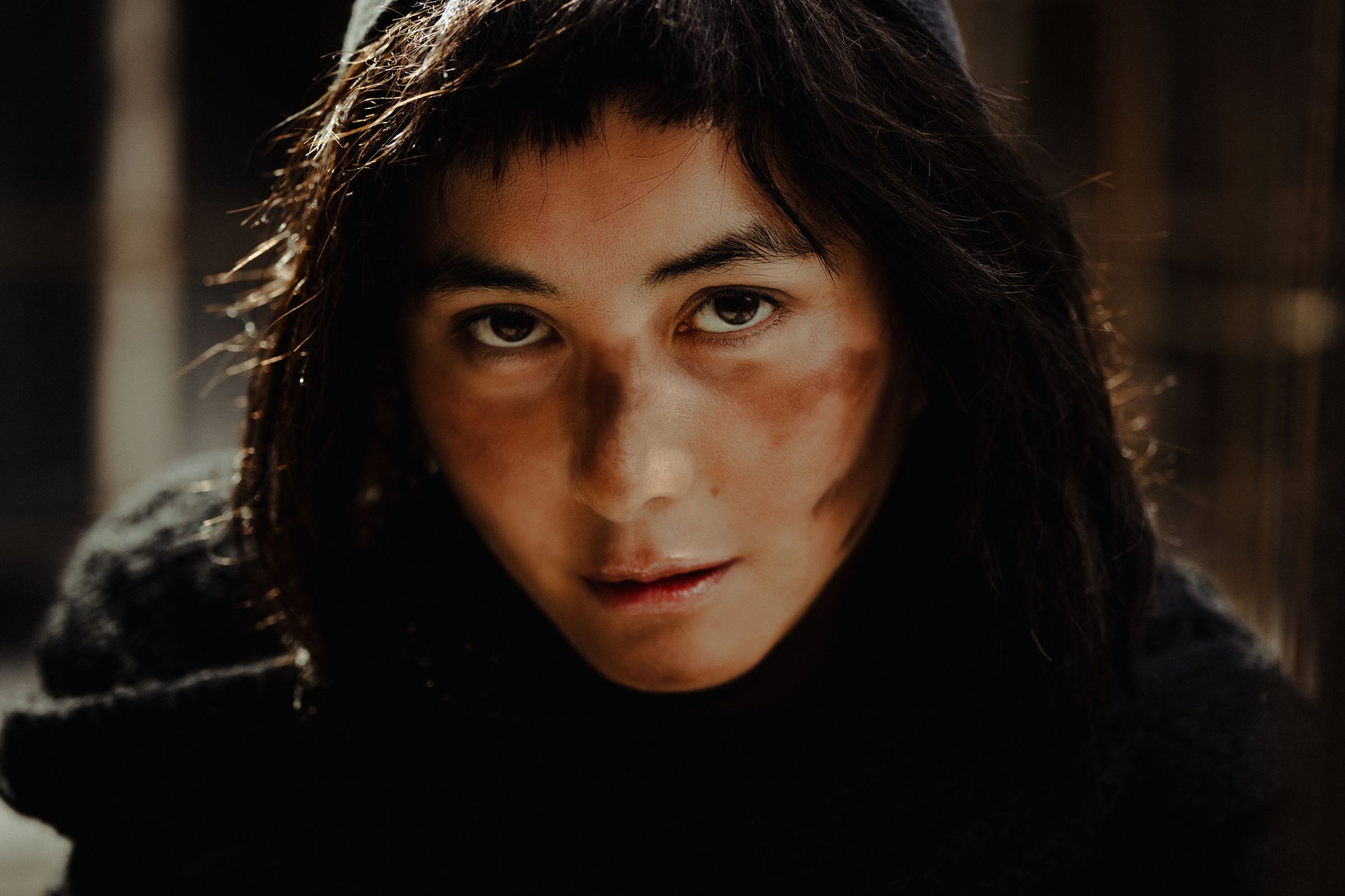何超(何超儀)主演超自然驚悚電影《拾荒法師》,將攜手陳子聰、Iman及彭氏兄弟出席韓國富川國際奇幻影展世界首映。(圖/852Films提供)