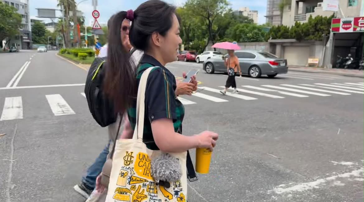 陳幸妤身上的UCI帆布袋配上JELLYCAT小烏雲吊飾。(翻攝自網路)