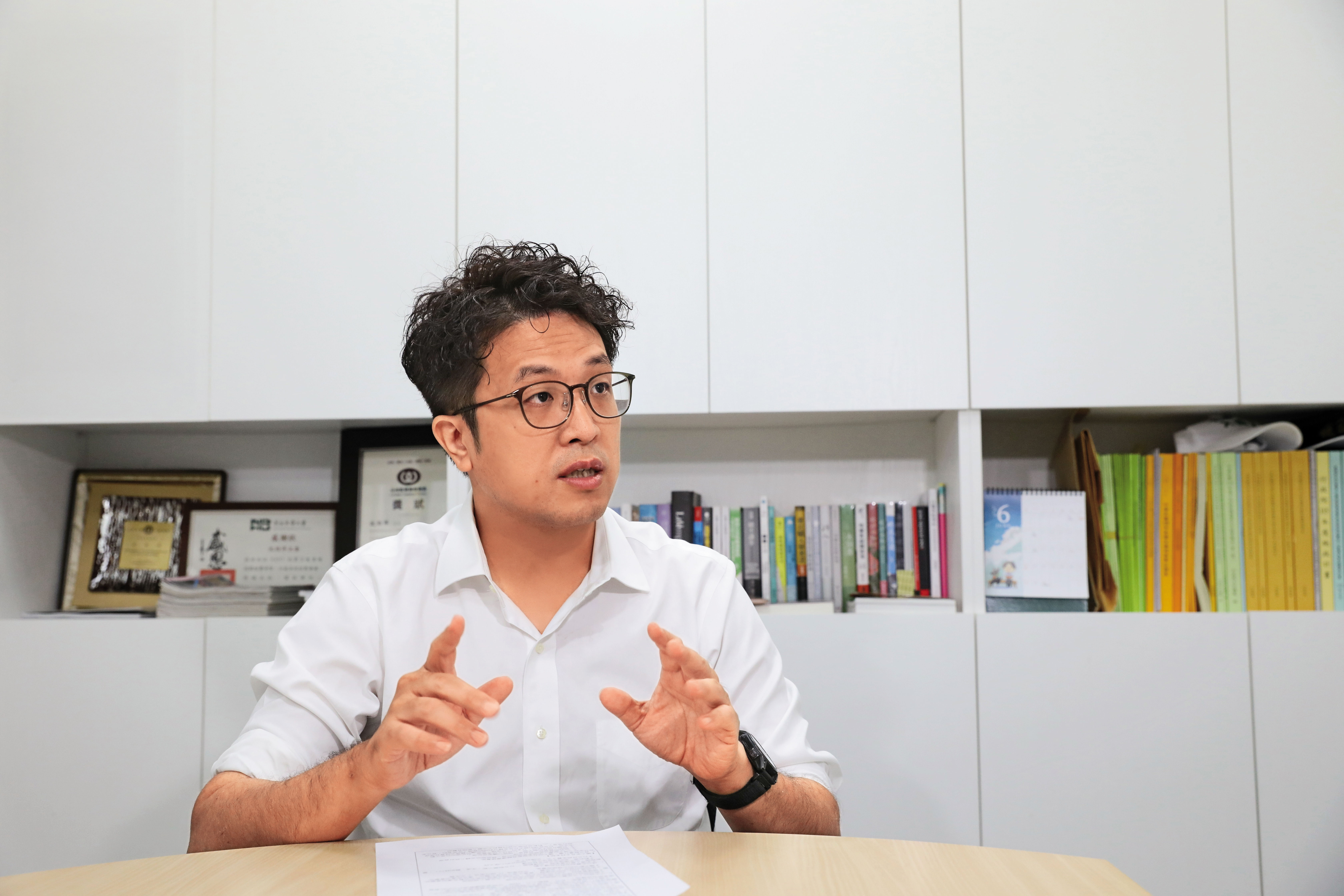 民進黨台北市長參選人沈伯洋接受本刊專訪拋出「家庭一站通」育兒政見,當選後將提供學齡前孩童週週4小時免費臨托。