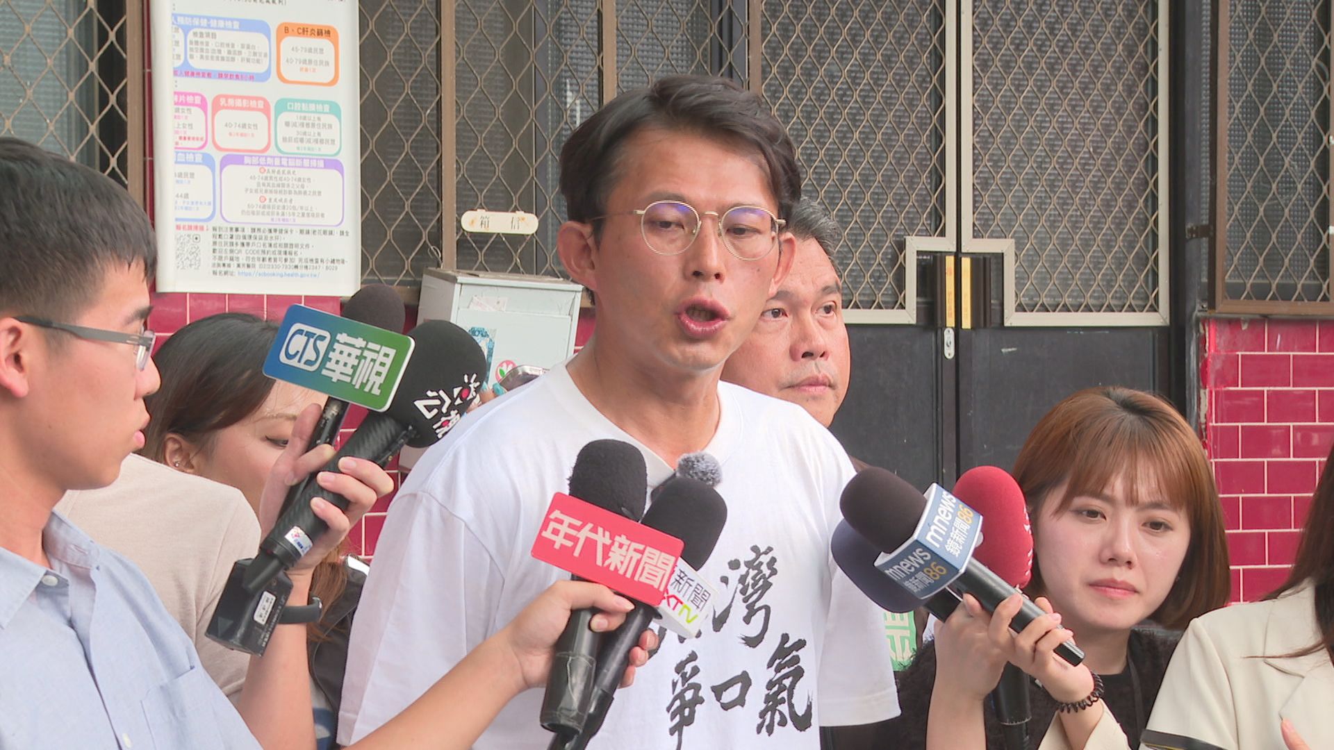 針對四叉貓爆料,黃國昌僅怒斥,未承認也未予否認。