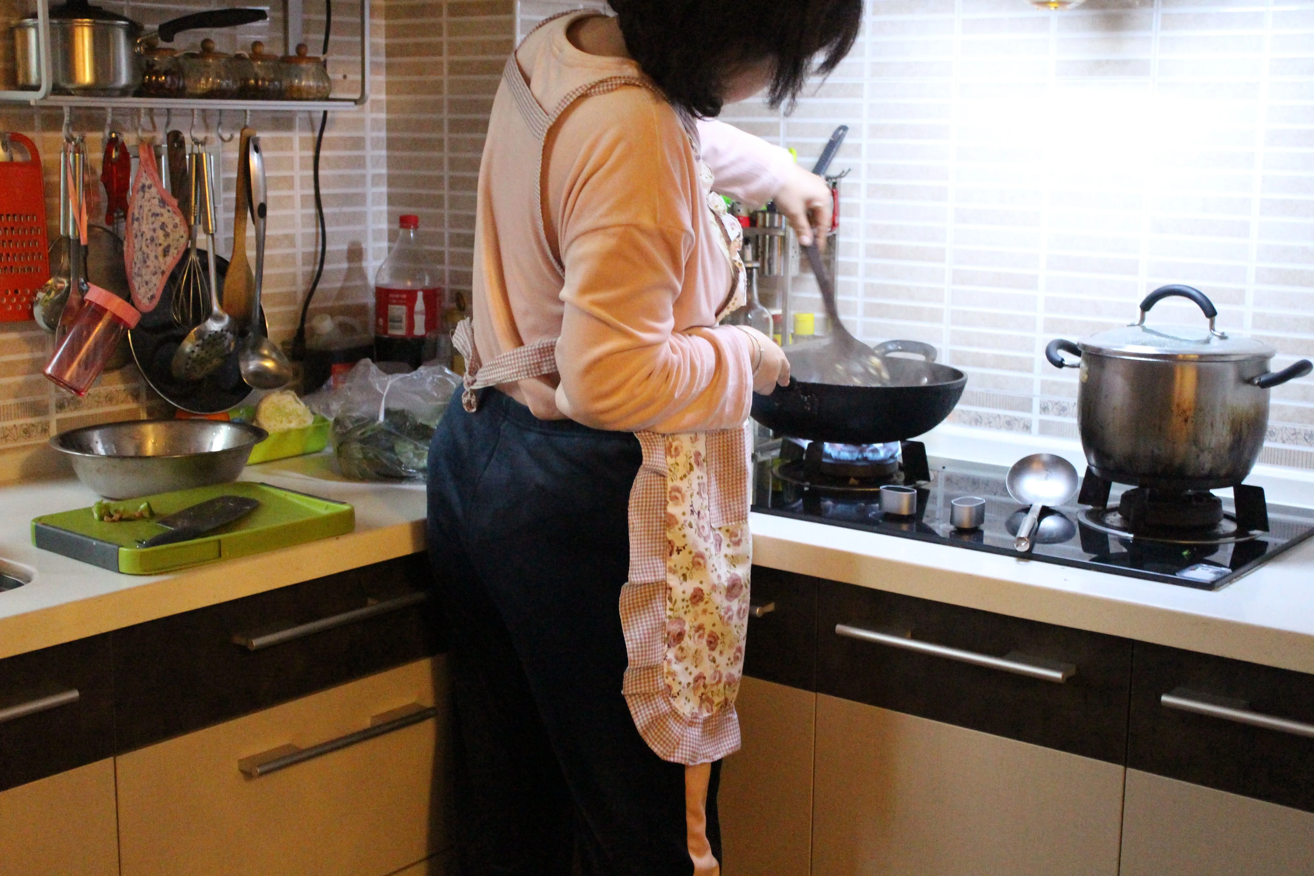 煮飯暫離被婆婆關火追罵！　尪回一句話讓她更心寒：當26年台傭