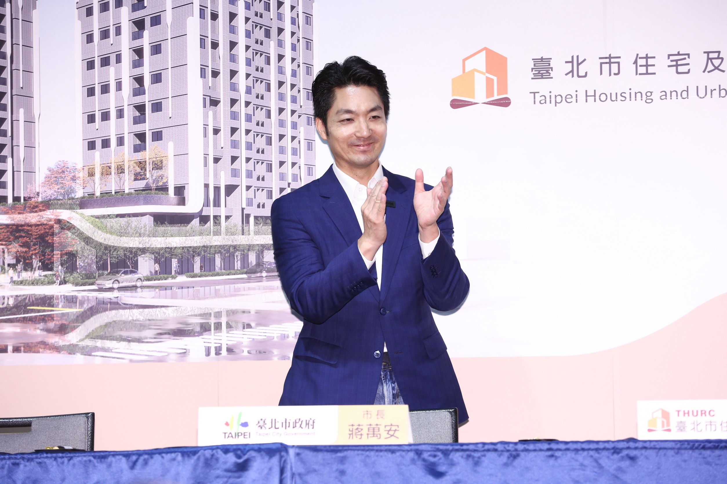 被問還是都上同溫層的專訪、沒有破圈,蔣萬安則說辯論會三立也有共同主辦。(鏡報李鍾泉)