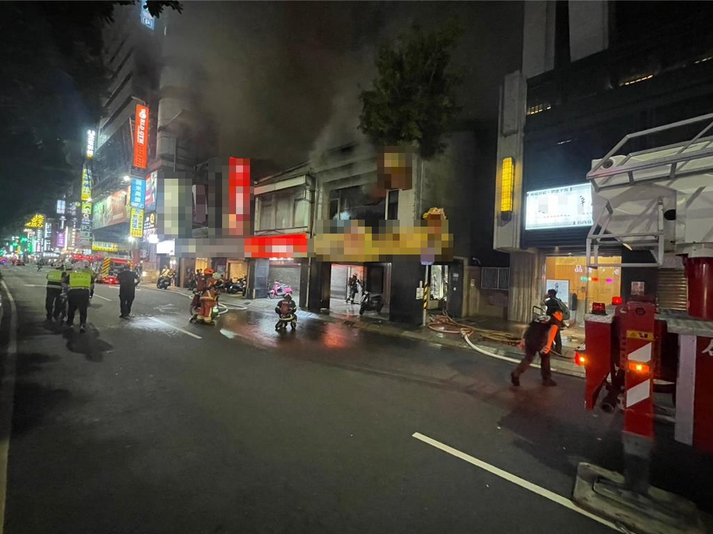 三重的燒肉Smile昨晚發生嚴重火警,總共導致9人受傷送醫。(翻攝畫面)