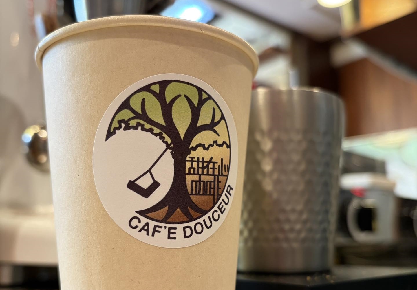 經營長達20年的「甜在心咖啡館」,日前疑似因政治立場等緣故,遭到許多網友留言猛灌1星負評。(翻攝自甜在心咖啡館臉書)