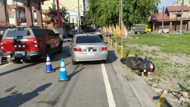 屏東縣新園鄉發生一起極其罕見的交通事故。陳姓女子駕車不慎撞擊路邊機車,但救護人員到場卻發現副駕駛座的紀姓女兒早已死亡多時。(翻攝畫面)