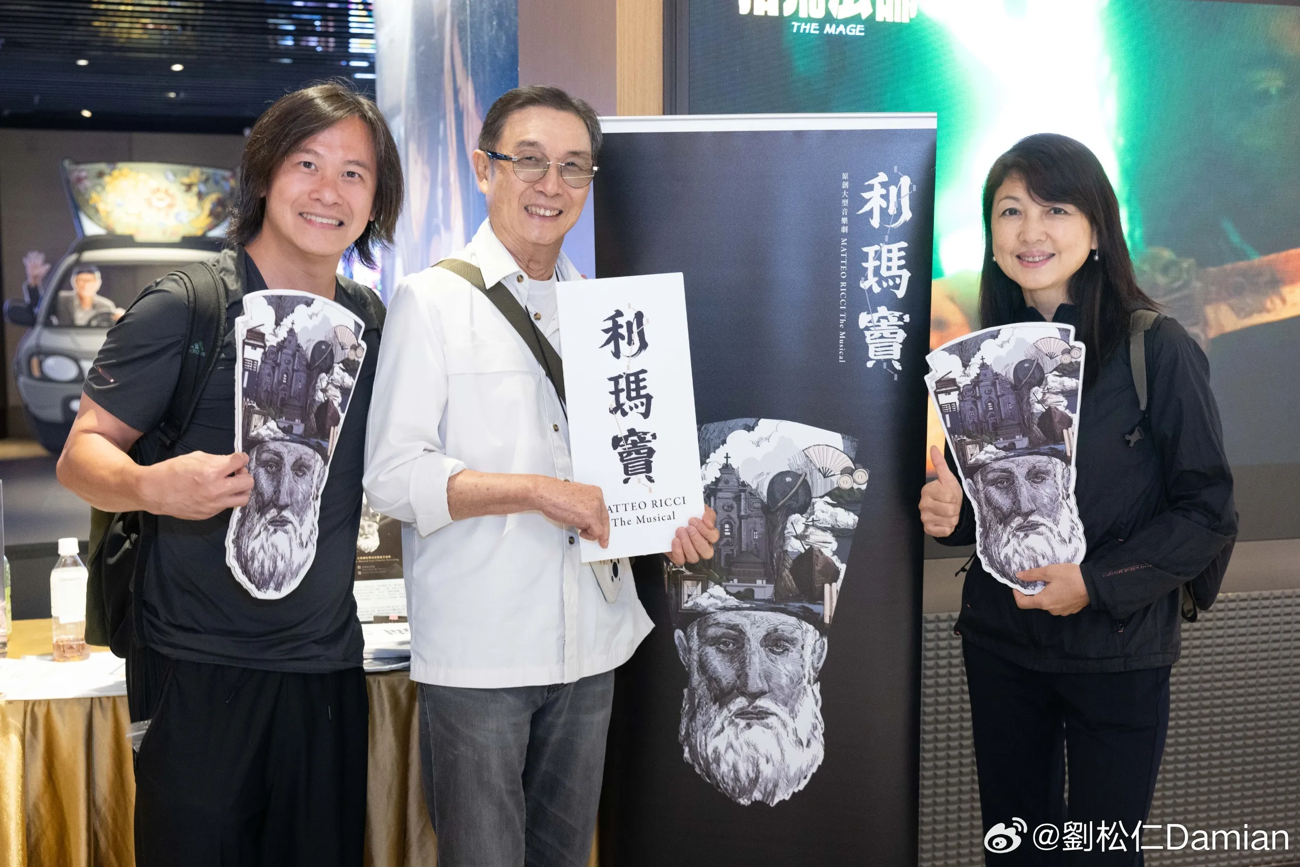 右臂蜷曲、拄杖畫面瘋傳　77歲劉松仁發千字長文　不說病名：請對我有信心