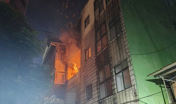 基隆市中山區中山二路1巷的一間3樓民宅今晚傳出火警,邱姓男屋主被救出時已無呼吸心跳(OHCA),緊急送醫搶救不治。(翻攝畫面)