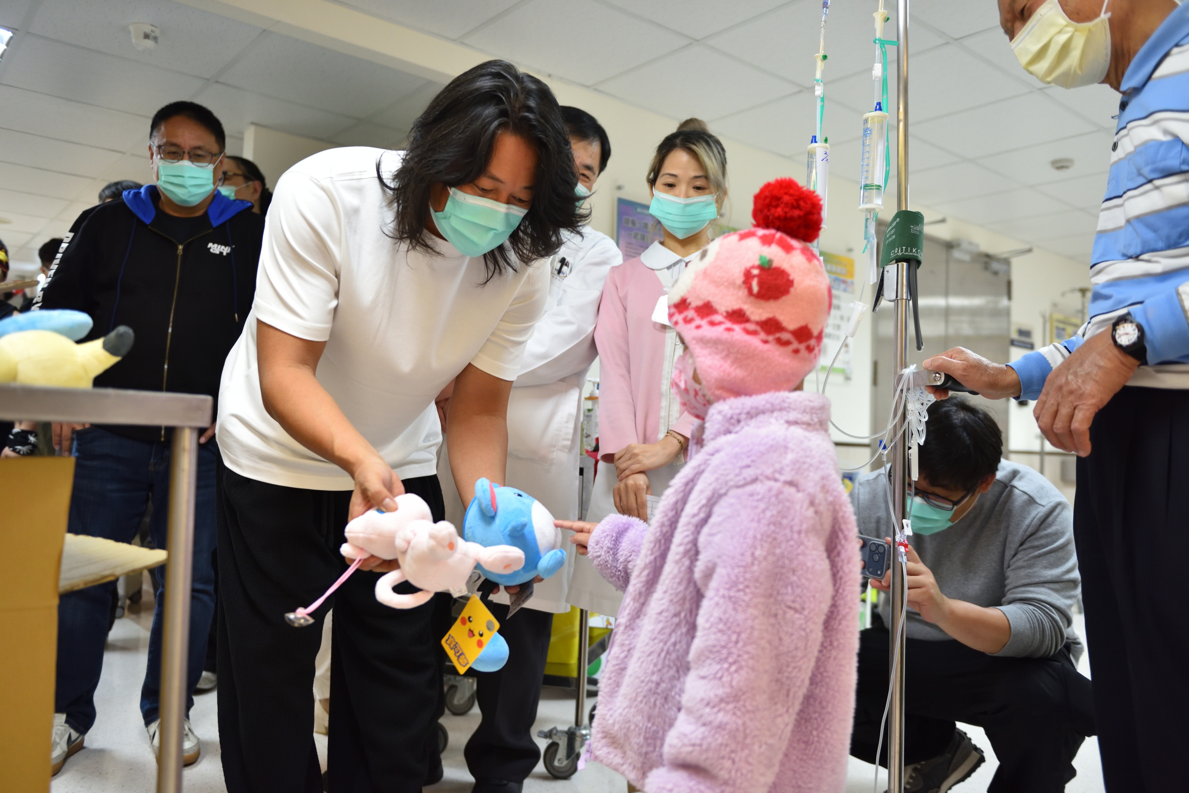 「韓哥」姜成鎬今現身馬偕兒童醫院,為住院病童帶來驚喜。(馬偕醫院提供)