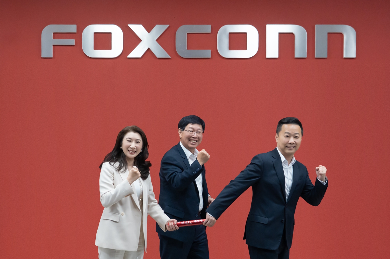 在鴻海集團董事長劉揚偉(中)的見證下,鴻海事業群總經理蔣集恆(右)正式接下新一屆的輪值CEO重棒。(鴻海提供)