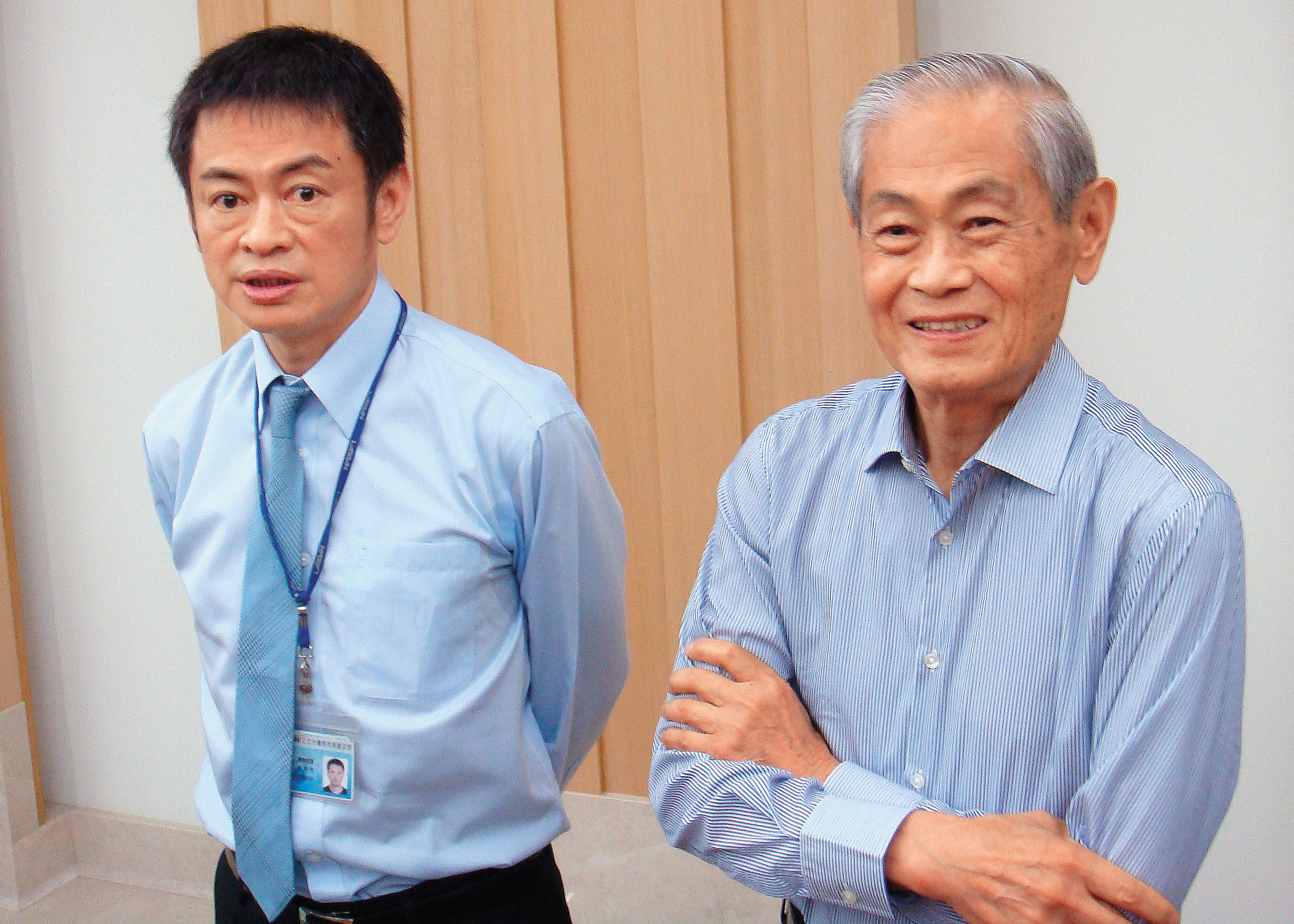大立光創辦人林耀英(右)交棒給兒子林恩平(左),每天仍是一早進公司上班。(今周刊)
