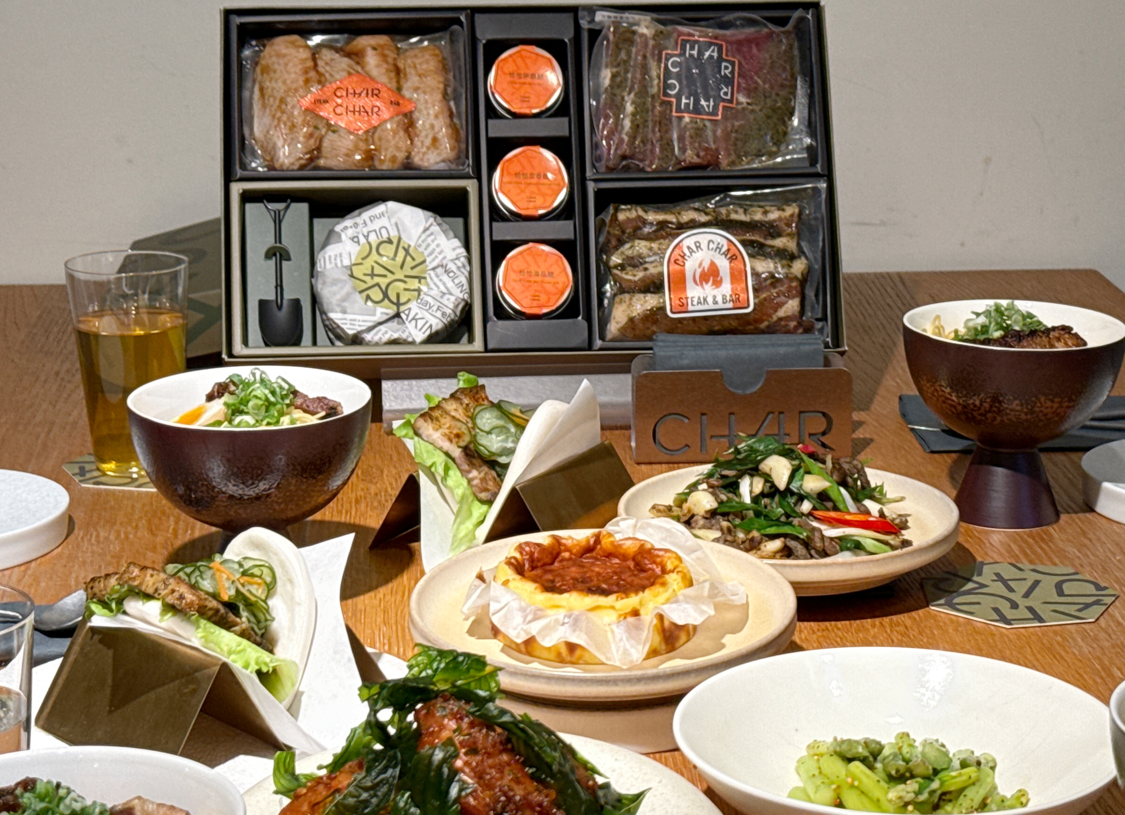 台中餐酒館「CHAR CHAR Steak & Bar」推出「CHAR CHAR MOON 月光恰恰」中秋烤肉禮盒。(早鳥價1,680元/盒)