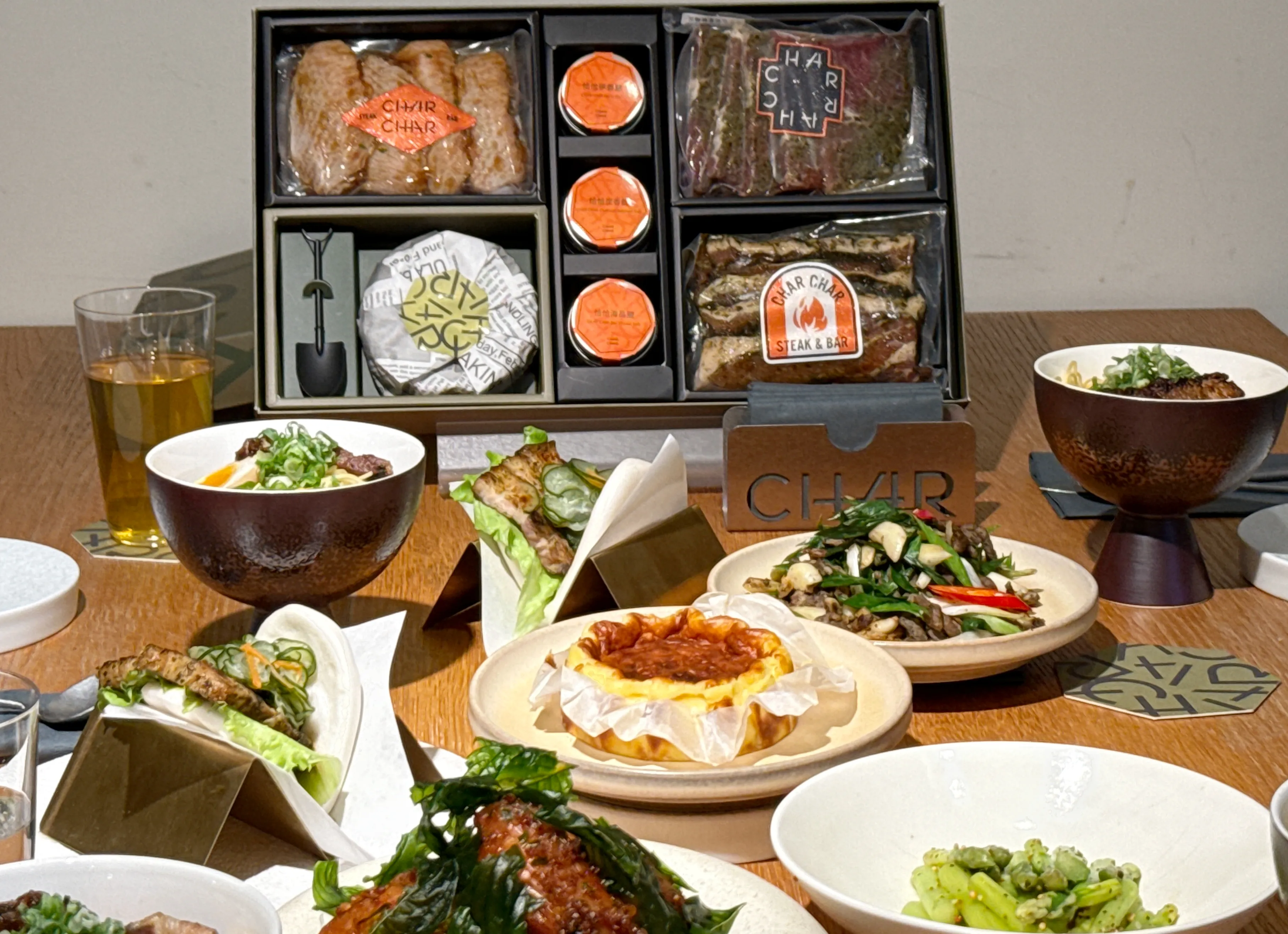 兩人烤肉也要有儀式感！「CHAR CHAR中秋禮盒」3種肉加煙燻巴斯克蛋糕　備料15分鐘就可澎湃開吃