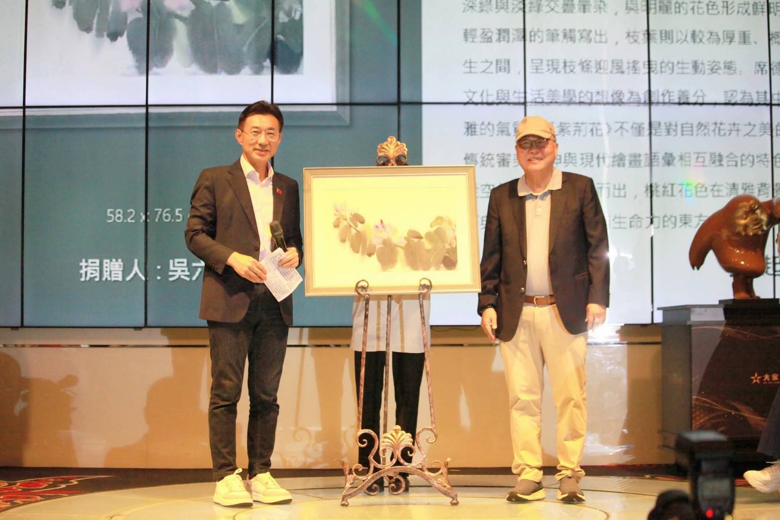 中華大家功德會成立14年,葳格學校創辦人袁昶平(右)捐贈200 萬元,並認購120 萬元的義賣藝術創作。讀者提供