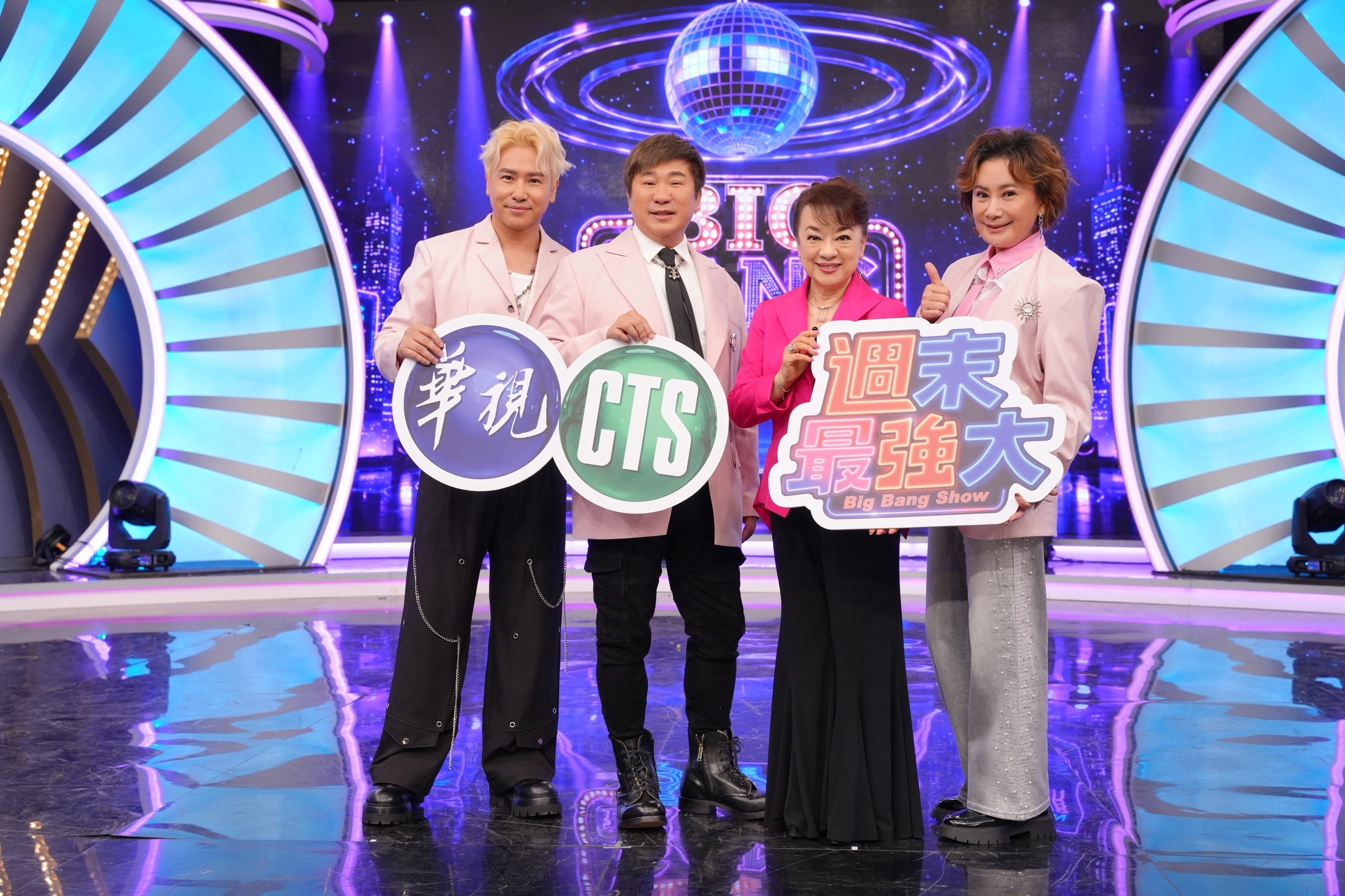 歐弟(左起)、胡瓜、翁倩玉、陳亞蘭進棚錄製《週末最強大》。(華視提供)