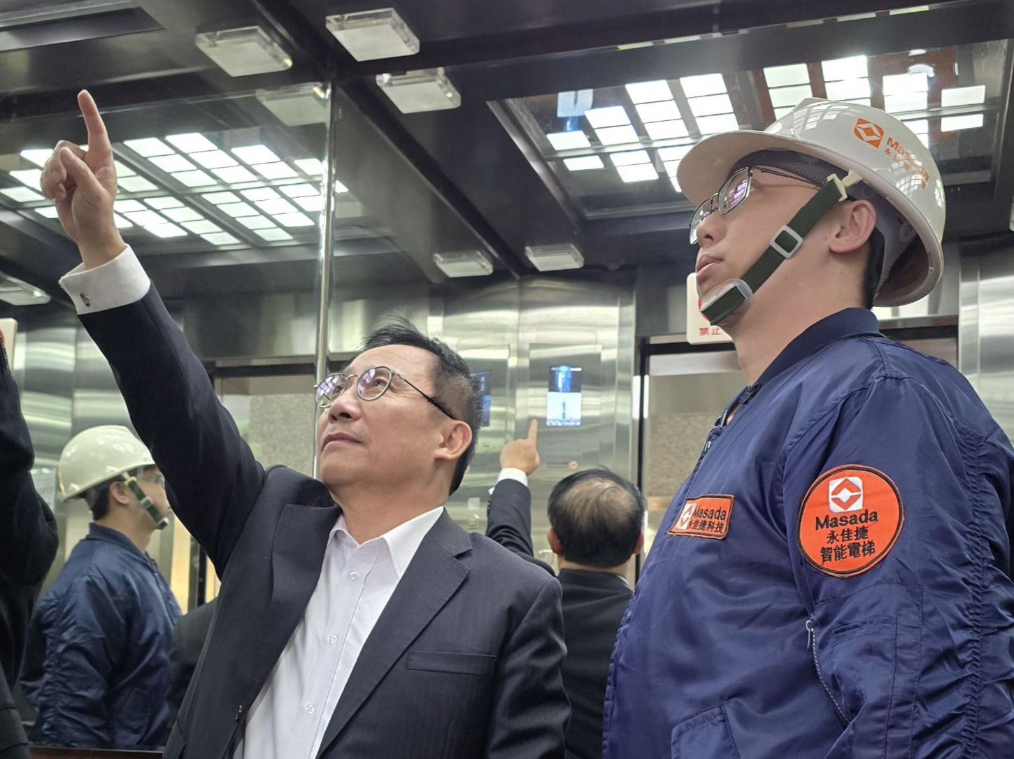 永佳捷電梯董事長許作名表示,為了持續搶攻電梯維保與汰改市場,公司祭出高額獎金招募有經驗的維保專業技師與業務推廣人才。(永佳捷電梯提供)